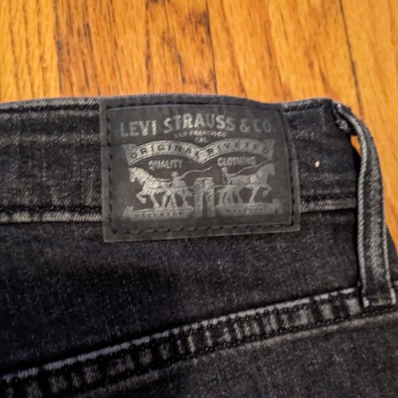 EUC Levi's 721 High Rise Skinny Jeans Black w/distressed knees - Picture 4 of 6